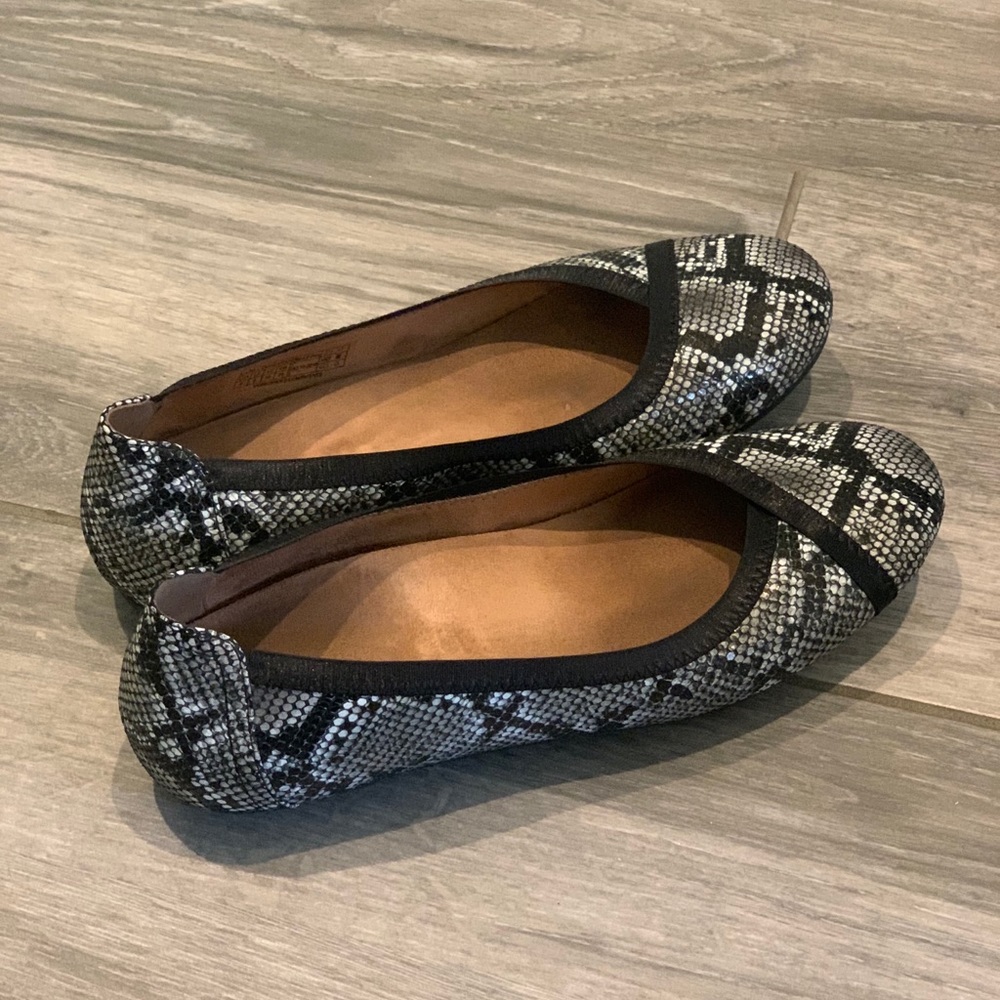 Vionic Caroll  snakeskin flat